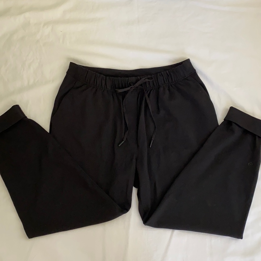 Lululemon cropped pants.